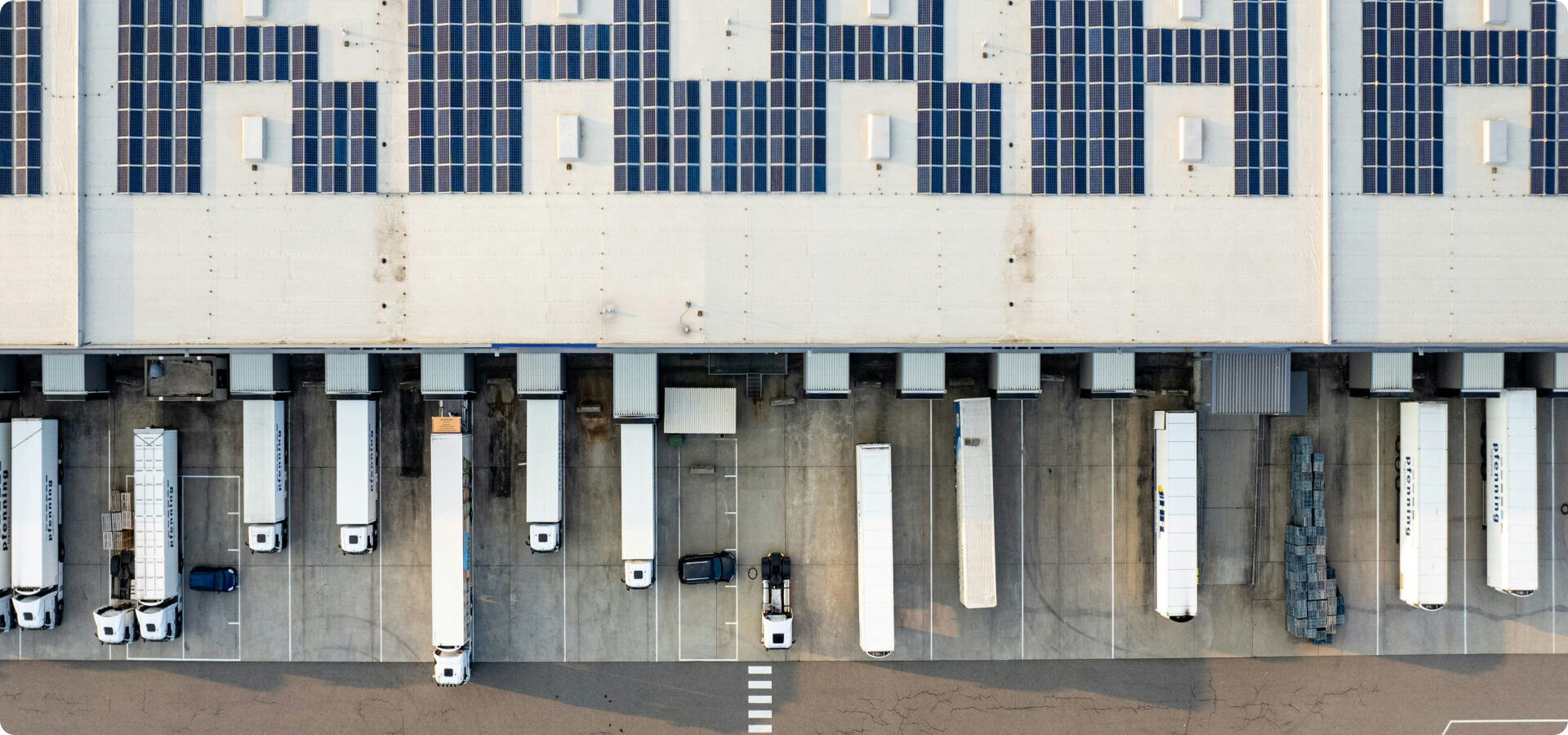 Vue aérienne d'un entrepôt logistique couvert de panneaux solaires